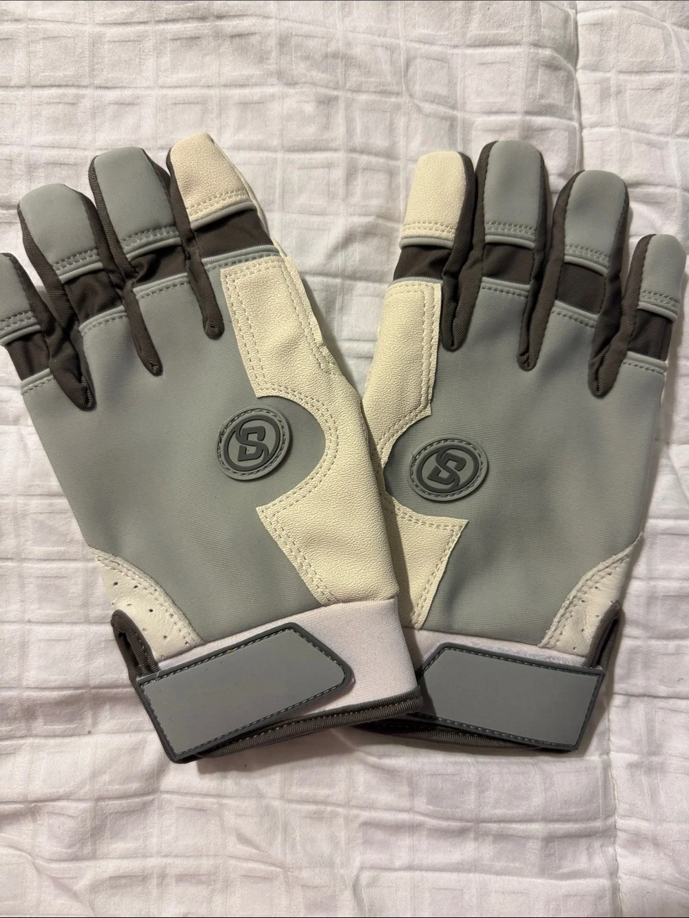 Lightweight Women's Work Gloves in Gray and Cream with Logo